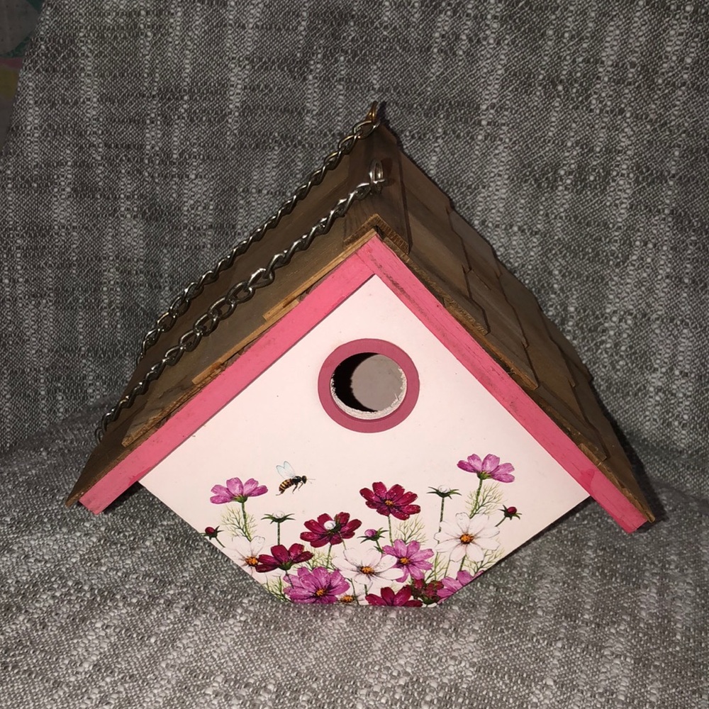 HB Wood birdhouse with chain for hanging
